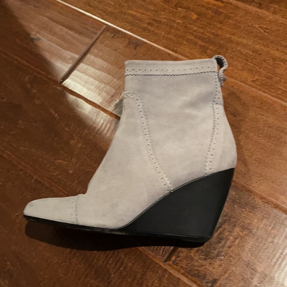 Unusual suede designer booties - Picture 2 of 5